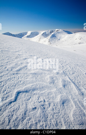 Mit Blick auf die Engel Peak und Braeriach über den Lairig Ghru vom Gipfel des Ben Macdui auf den Cairngorm mountains Stockfoto