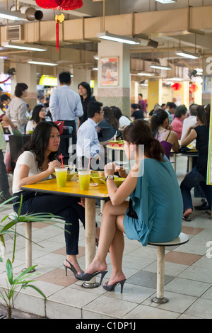 Zur Mittagszeit Menge bei die Peoples Park Complex Hawker Center (Food-Court).  Chinatown, Singapur Stockfoto