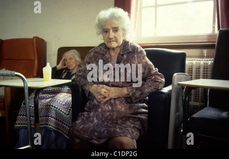 Ältere weibliche Patientin suchen, um Kamera Patienten sitzen in einem NHS Krankenhaus Tageszimmer in Wales Großbritannien 1983 1984 1980er Jahre KATHY DEWITT Stockfoto