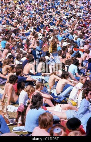 Archivfoto der 70er Jahre Menge junger Menschen 70er Jahre Mode entspannende Fans beim Roxy Music Garden Party Music Festival Sommerkonzert im Crystal Palace in South London England 1972 KATHY DEWITT Stockfoto