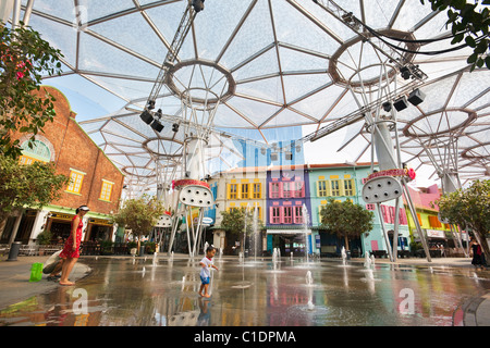 Mutter und Kind in den Brunnen am Clarke Quay, Singapur Stockfoto