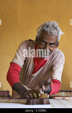 Indian, um Flecken auf Tuch, Nordindien, Indien, Asien Stockfoto