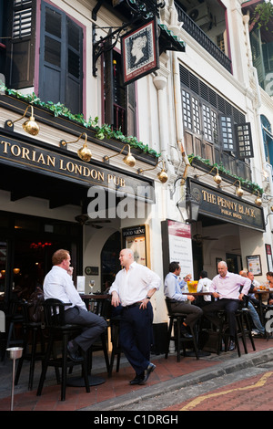 Expatriate Arbeiter trinken in ein Pub im britischen Stil in Boat Quay, Singapur Stockfoto