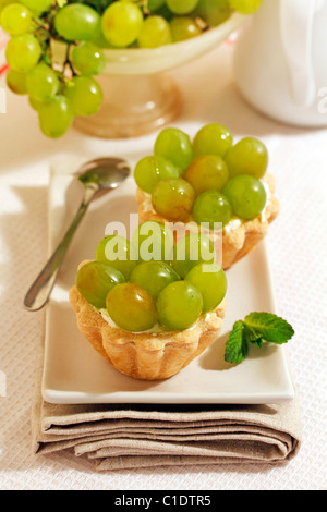 Törtchen mit Käse und Trauben. Rezept zur Verfügung. Stockfoto