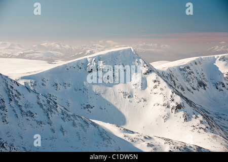 Blick in Richtung Cairn Toul über Lairig Ghru von Ben Macdui auf dem Hochplateau Cairngorm, Schottland, Großbritannien. Stockfoto