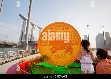 River Hongbao chinesischen Neujahrsfest mit dem Marina Bay Sands Hotel im Hintergrund.  Marina Bay, Singapur Stockfoto