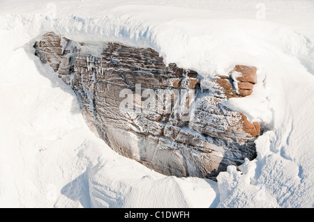 Die Cairngorm Plateau oberhalb Kern eine Lochain, Schottland, UK, in voller Winterbedingungen. Stockfoto