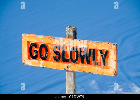 Ein Zeichen auf der Piste an der Cairngorm Ski Resort, Schottland, Großbritannien. Stockfoto