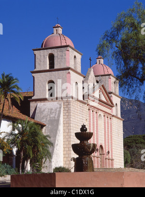 Die Kapelle und der Brunnen in Santa Barbara Mission, Santa Barbara, Kalifornien, Vereinigte Staaten von Amerika Stockfoto