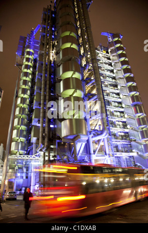 Nacht-Zeit-Szene in der City of London. Die Lloyds Gebäude beleuchtet mit bunten Lichtern (auch bekannt als das innen nach außen Gebäude). Stockfoto