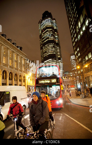 Nacht-Zeit-Szene in der City of London. Tower 42, aka The Nat West Tower, eines der höchsten Gebäude in der City of London. Stockfoto