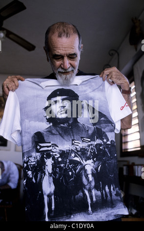 Kuba-Havanna Porträt von Herr Korda (berühmte Fotografen von der Che) mit t-Shirt zeigt ein Foto von Che Guevara (Porträt von Stockfoto