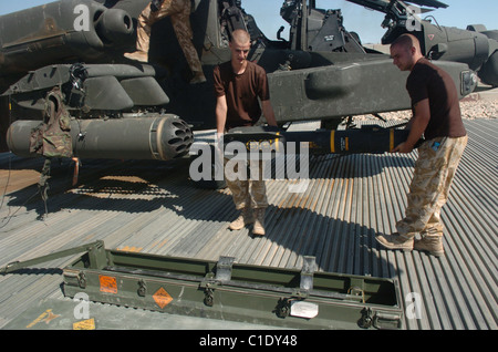 Der Ah-64 Apache ist ein vier-Blatt-Angriff Hubschrauber mit rückwärts-Dreirad-Fahrwerk und Tandem-Cockpit für zwei Mann Besatzung. Stockfoto