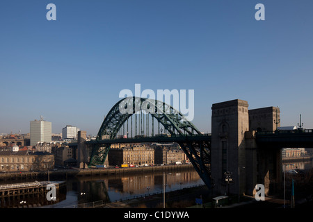 Blick auf Verkehr auf der Tyne Brücke überqueren von Newcastle, Gateshead Stockfoto