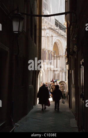 Touristen in einer Narrrow Straße in Venedig zum St. Marks Platz, Venedig, Italien Stockfoto