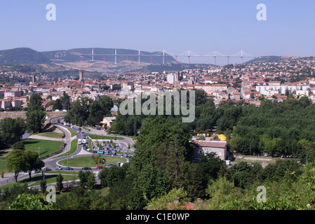 Frankreich Aveyron Millau Stau an der Stadteinfahrt im Hintergrund Viadukt von Millau (Autobahn A75) von Michel Virlogeux & Stockfoto