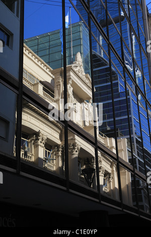 Fassade der Gebäude aus Stein von Buenos Aires [Zentralbank der Republik Argentinien], spiegelt sich in modernes Bürogebäude Glas Stockfoto