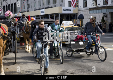 Mehr und mehr Fahrradrikschas sorgen für Touristen in Manhattan besonders nahe Central Park entlang der 59th Street. Stockfoto