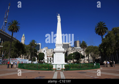 [Plaza de Mayo] [Buenos Aires] Argentinien mit weiße Marmorstatue von [kann Pyramide] 1811 shining in klaren, blauen Himmel und Sonne Stockfoto