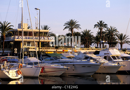 Frankreich, Alpes Maritimes, Cannes, Yachten und Segelboote vertäut am Kai in der Seehafen Port Canto Stockfoto