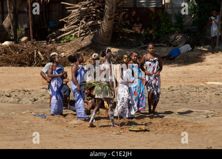 Madagaskar Insel Nosy Komba (neben Nosy Be) Fischen Dorf von Ampangoriana. Dorfbewohner in der typischen Kleidung. Stockfoto