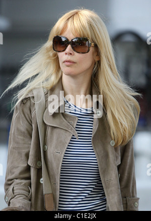 Claudia Schiffer Sport eine neue Fransen und dabei ihre Kinder nach Schule London - 01.05.09: Stockfoto