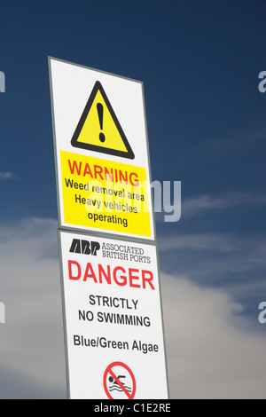 Ein Warnsignal über Blaualgen im Cavendish Dock in Barrow in Furness, Cumbria, UK. Stockfoto