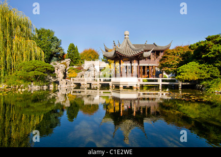 Reflexion am Teich in Suzhou klassischen Stil chinesischer Garten Stockfoto