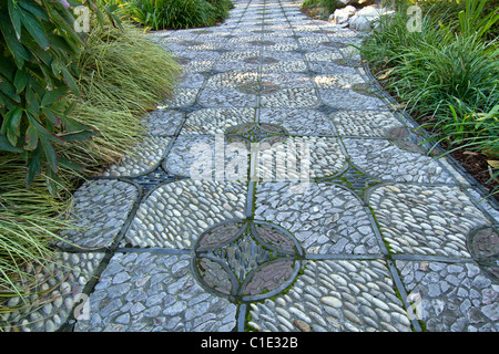 Stein Gehweg im Garten Stockfotografie Alamy