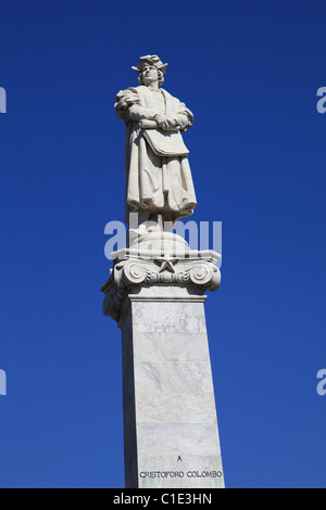 Statue von [Christopher Columbus] [Cristoforo Colombo] in [] Argentinien gegen sonnenbeschienenen klar [blauen Himmel] [15. Jahrhundert] Stockfoto