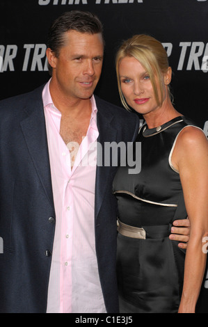 Nicollette Sheridan und Gast in Grauman Chinese Theatre - Ankünfte Hollywood statt Los Angeles-Premiere von "Star Trek", Stockfoto