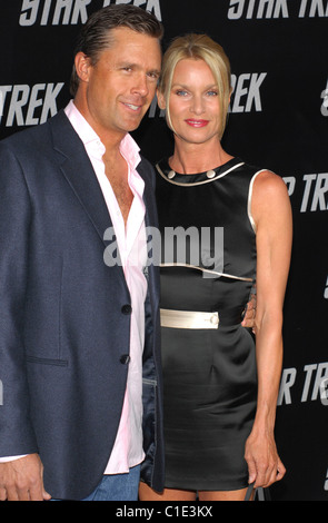 Nicollette Sheridan und Gast in Grauman Chinese Theatre - Ankünfte Hollywood statt Los Angeles-Premiere von "Star Trek", Stockfoto