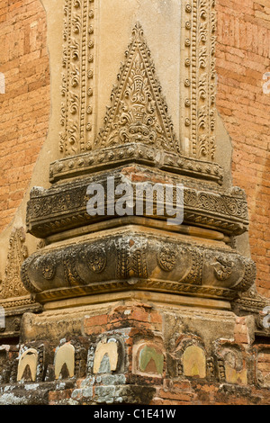 Detail der Stuck Carven auf Ecke des Htilominlo Tempel, Südwest Bagan, Myanmar Burma Stockfoto
