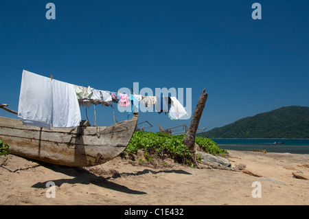 Madagaskar Insel Nosy Komba (neben Nosy Be) Fischen Dorf von Ampangoriana. Typisches Auslegerkanu. Stockfoto