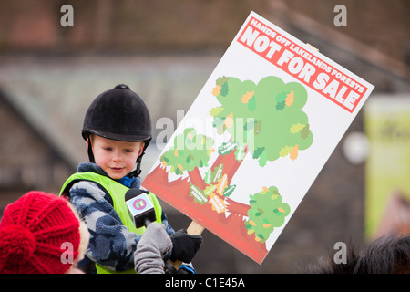 Menschen protestieren in Grizedale Forest, Seenplatte, gegen die Regierungen Vorschläge, Forestry Commission Land zu verkaufen. Stockfoto