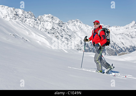 Eine Gruppe von Skitourengeher in der Silvretta Region Österreichs Stockfoto