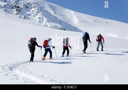 Eine Gruppe von Skitourengeher in der Silvretta Region Österreichs Stockfoto