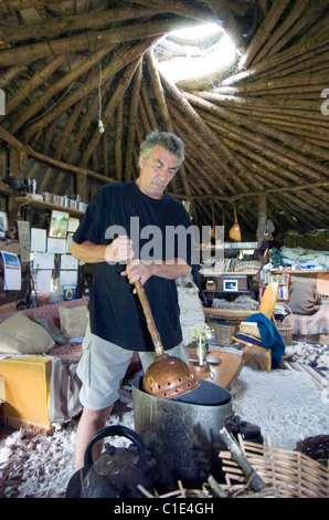 Tony Wrench tun seine Handwäsche auf seinen hölzernen brennenden Kocher (Wihich erwärmt das Wasser). Stockfoto