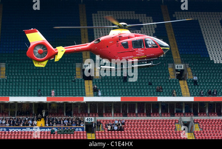 Pilot Peter Cummings Ländereien der neuen Generation Wales Air Ambulance Helikopter in das Millennium Stadium in Cardiff. Stockfoto