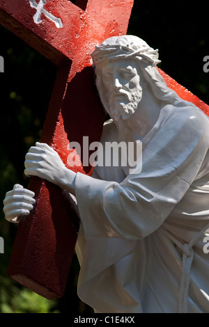 Darstellung von Jesus Christus ein Kreuz zu tragen Stockfoto