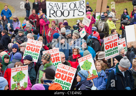 Menschen protestieren in Grizedale Forest, Seenplatte, gegen die Regierungen Vorschläge, Forestry Commission Land zu verkaufen. Stockfoto