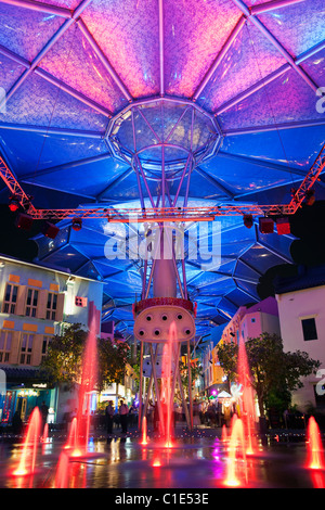 Buntes Nachtleben an der Bar und Restaurant Bezirk von Clarke Quay, Singapur Stockfoto