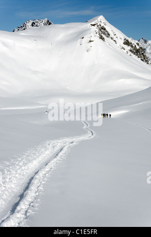 Eine Gruppe von Skitourengeher in der Silvretta Region Österreichs Stockfoto