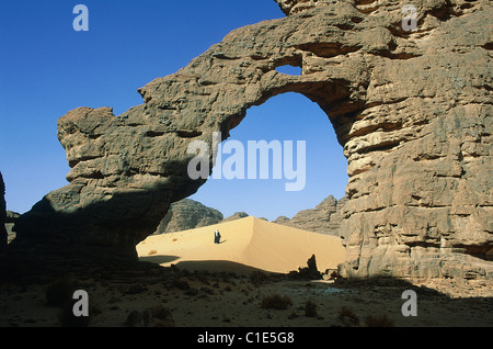 Algerien Region der Sahara Sahara Tassili N'Ajjer, Tikubaduin Wüste Elephant rock naturale in den Hintergrund Touareg Wandern Stockfoto