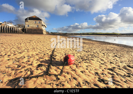 Der Strand am Rock an Cornwalls Mündung des Flusses Camel erfasst bei Ebbe Stockfoto