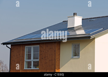 Wohneigentum mit Soalr Energie Platten, Essex, UK ausgestattet. Stockfoto