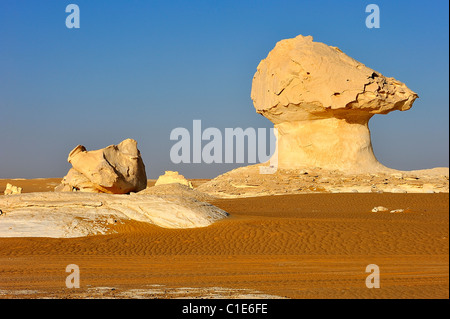 Erodierten Felsformationen Kreide und Formen in die Weiße Wüste, westlich von Ägypten Stockfoto