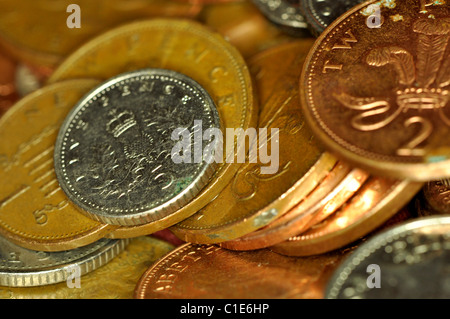 Ein Haufen von britischen Münzen, Cent, zwei Pence, fünf Pence und zehn Pence. Stockfoto