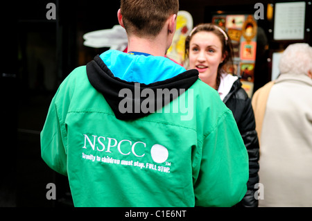 NSPCC Charity Worker an junge Frauen zu verkaufen. Stockfoto