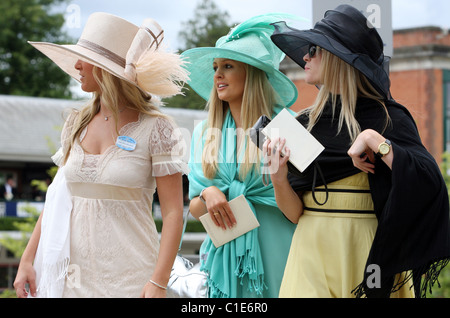 Elegant gekleidete Frauen in Hüte, Ascot, Großbritannien Stockfoto
